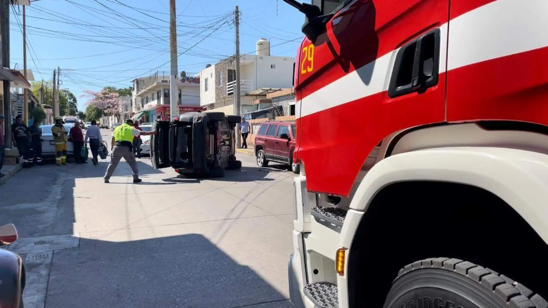 choque y volcadura entre dos camionetas  (1)